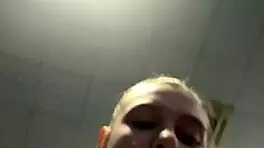 Riskanter Gym-Klo-Fick macht ihre triefende Fotze heiß