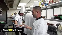 Hej konobarice, spremna za gangbang uskih rupa od strane osoblja na kameri?