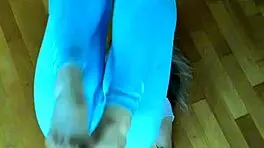 petite fitness babe stretches ass in tight leggings workout 💪🍑