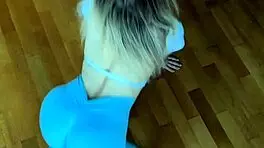 petite fitness babe stretches ass in tight leggings workout 💪🍑