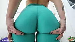 Gym teen's puffy cameltoe ass shines in tight leggings up close