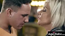 Je défonce la chatte trempée de cette milf mature en cuillère jusqu'à ce qu'elle crème ma queue