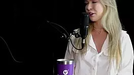 Blonde Enjoys Intense Anal with Vibrator Squirting