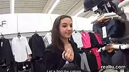 Schau diese 😈 saftige tschechische Schönheit beim Necken beim Ausziehen im Supermarkt dann hardcore POV genagelt!