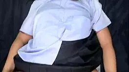 je me fais baiser dans mon uniforme par un blanc inconnu qui éjacule partout sur mon visage