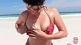 safada drops to knees for beach blowjob in front of crowds