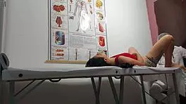 putain le doc enfonce doigt dans trou du cul serré de patiente puis défonce sa chatte brésilienne juteuse à l'hosto