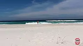 safada drops to knees for beach blowjob in front of crowds