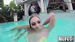 i can't believe my skinny gf's underwater bj feels this good.. mofos