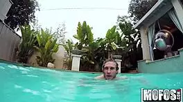 i can't believe my skinny gf's underwater bj feels this good.. mofos