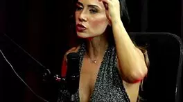 Taluane Boom bisexuelle Ehefrau aggressiv in rotem Negligé mit Mann angegangen