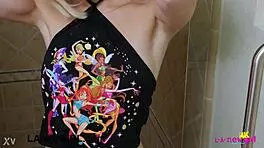 Verführerische Blonde frisch gewaschen und geil auf mehr Action