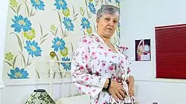 Britische Oma Savana tease in Netzstrümpfen ihre MILF-Kurven