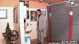 deutsch türkin lässt sich auf toilette outdoor von fremdem arabischen boss ficken