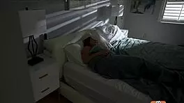 Stiefbruder Leo rammt Kira bis Squirt auf riesigem Schwanz