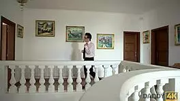 Pretty young babe grabs chance to suck older guy's thick cock 😋🍆