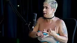 Blonda Joana se dezbracă pentru masaj sensual după noapte regretabilă