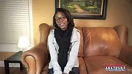 Nerdige Brünette Arsch und rasierte Fotze hart interracial gefickt mit Spermaschlucken