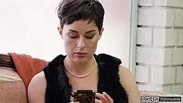 i fingerin her pussy while we kiss