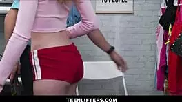 Erwischt beim Klauen petite 18+ Löcher durchsucht und hart vom Cop gefickt