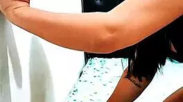 gostosa branca chupa pauzudo negro com óleo nos seios em halloween