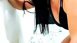 gostosa branca chupa pauzudo negro com óleo nos seios em halloween