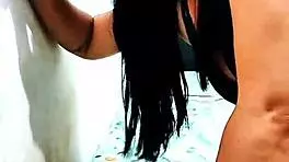 gostosa branca chupa pauzudo negro com óleo nos seios em halloween