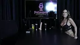 gostosa teases with boquete skills and sheer red peitos reveal