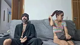 Minha meia-irma deitou nos meus joelhos e virou creampie com punheta ousada