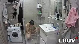 Luuv smuk Alice viser barberet fisse og naturlige patter i voyeur brusebad