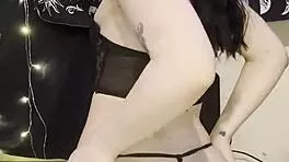 Goth petite shakes twerks her juicy curves for viewers