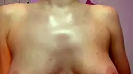 hot teen shakes her juicy ass teasingly for the camera