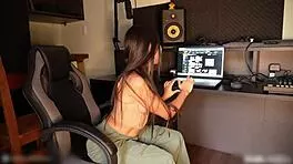 watching this amateur porn clip has me reacting wild to the brunette's club tease