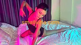 Wow! Pretty Thai Girl's Naked Dance!