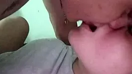 no hagas ruidos raros o nos pillan follando en el baño