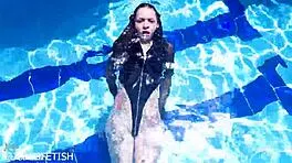 Latex Jessica Bunny poses seductively underwater