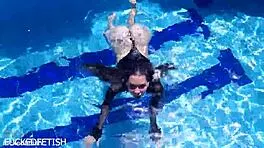 Latex Jessica Bunny poses seductively underwater