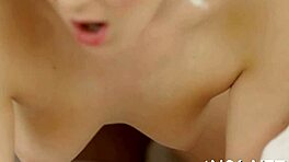 Razorna tinejdžerka 18+ Alice C oseća se super mokra tokom blowjoba