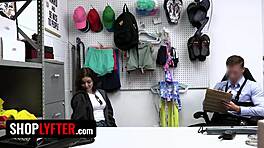 Kurvig tjej slår smutsig deal med säkerhetsvakt