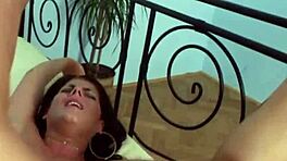 सिक्योरिटी गार्ड दो वेट पसियों को फ्री में चोदता है