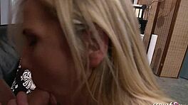 Hey, se Alanah Raes kæmpe hoppende titter mens hun bliver snydt til at kneppe sin chef