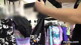 Teen ceca 18+ stupenda sedotta centro commerciale, poi scopata duro in POV