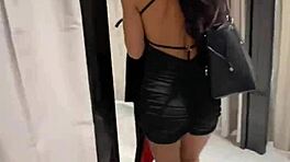 Nyilvános villogtatás válik gyors kutyapózos baszássá öltözőben nagy seggű csajjal