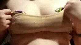 Lille 18+ luder driller med store naturlige patter i POV