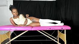 Kicsi fekete modell mutatja a vintage csipke fehérneműt a kamerának