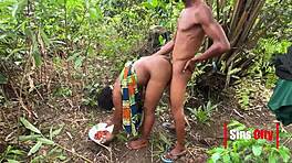 Egy fiatal srác elcsábít és basz egy falusi lányt kint a bokorban