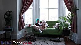 Smuk britisk college studerende slapper af i strømpebukser hjemme