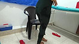 Min bästa vän strippas naken och skakar sin sexiga latinorumpa