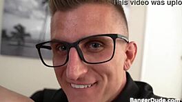 Osmnáctka Myra Moans dostává kundu drcenou tvrdě Oliverem Fazem. Juan Loco se přidává na gauči.