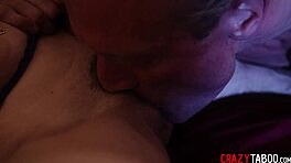 Любопитен как малки 18+ цици брюнетка заварена дъщеря се проблясва жестоко от пастрок? Разбери сега.